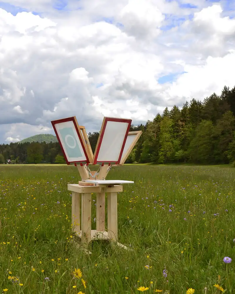 Screen printing device in field